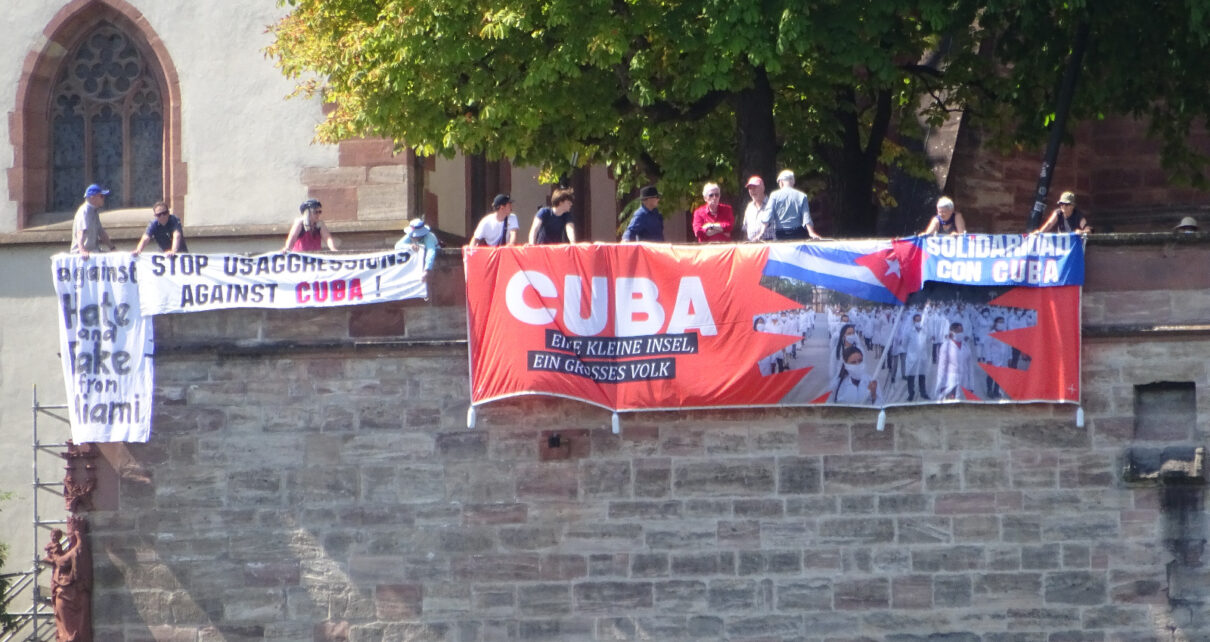 Solidaridad con Cuba desde lo alto del Rin: activistas denuncian el bloqueo de EE.UU. durante el evento internacional Basel Tattoo (+Fotos) – Cubainformación