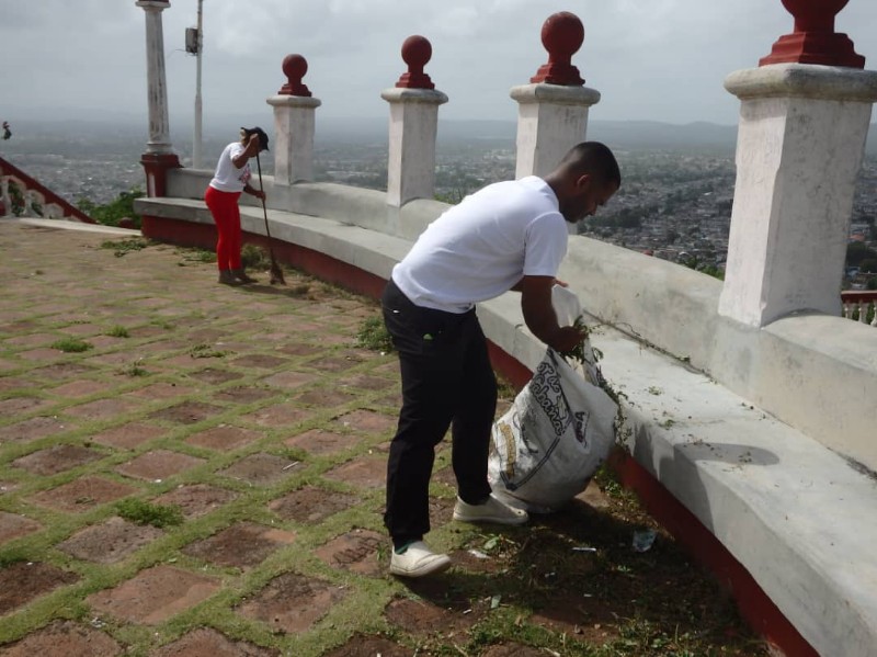 Jóvenes holguineros realizan trabajo voluntario en la Loma de la Cruz