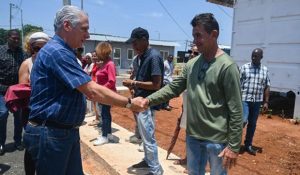 Díaz-Canel entrega 12 viviendas en nueva comunidad residencial Los Tamarindos, en Playa