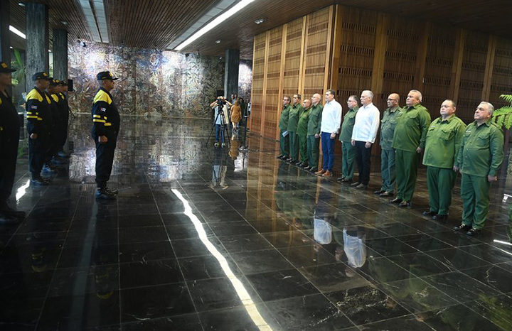 Condecoró Díaz-Canel a brigada cubana que asistió en Venezuela