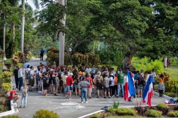 amigos de Cuba procedentes Italia, que integran la brigada “Centenario de Fidel”, llegaron a la oriental provincia de Granma para rendir homenaje al Comandante en Jefe Fidel Castro Ruz Radio HC