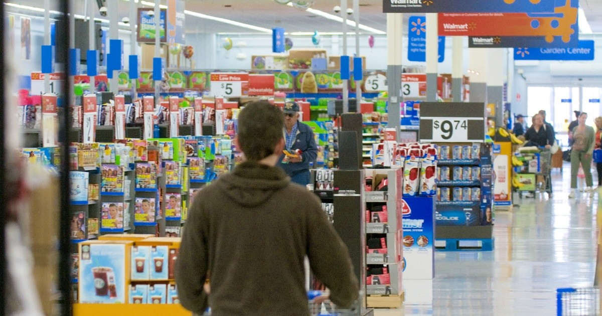 Uno de cada tres adultos en EE.UU. usa tarjetas de crédito para comprar alimentos ante el alza del costo de vida