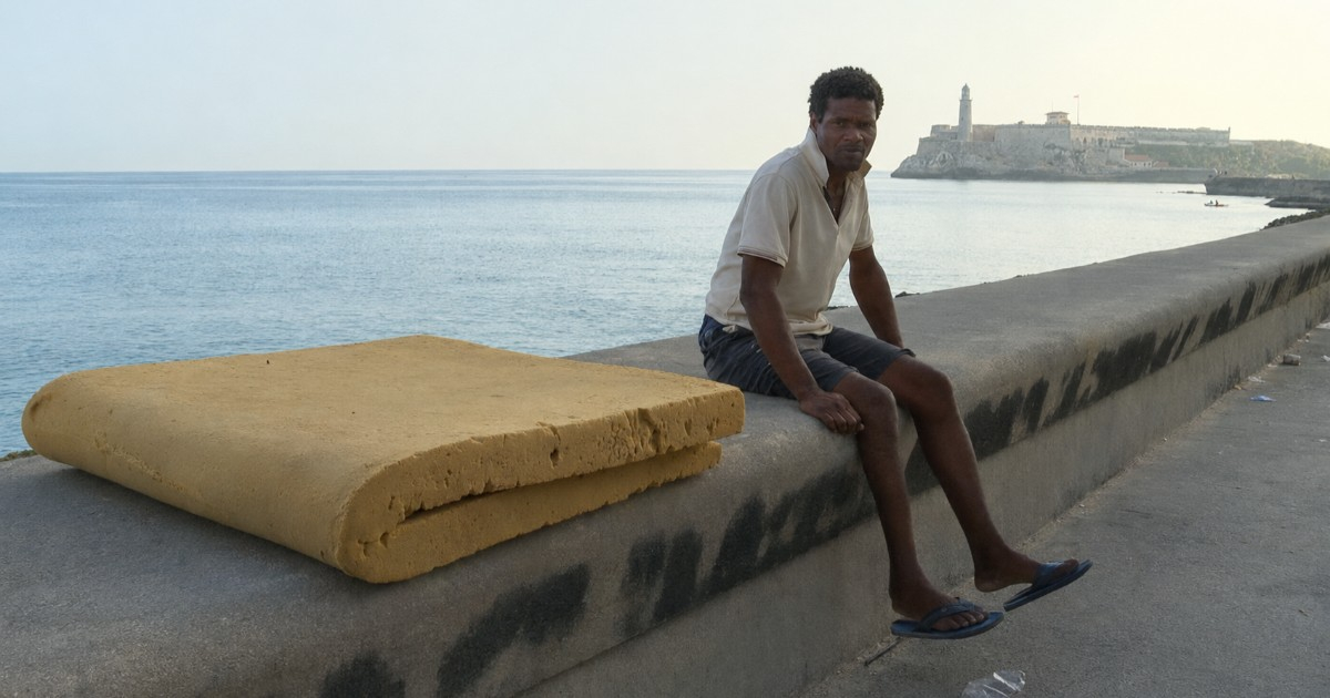 Cubanos duermen en el Malecón de La Habana para escapar del calor y los apagones: «Ya esto no da más»