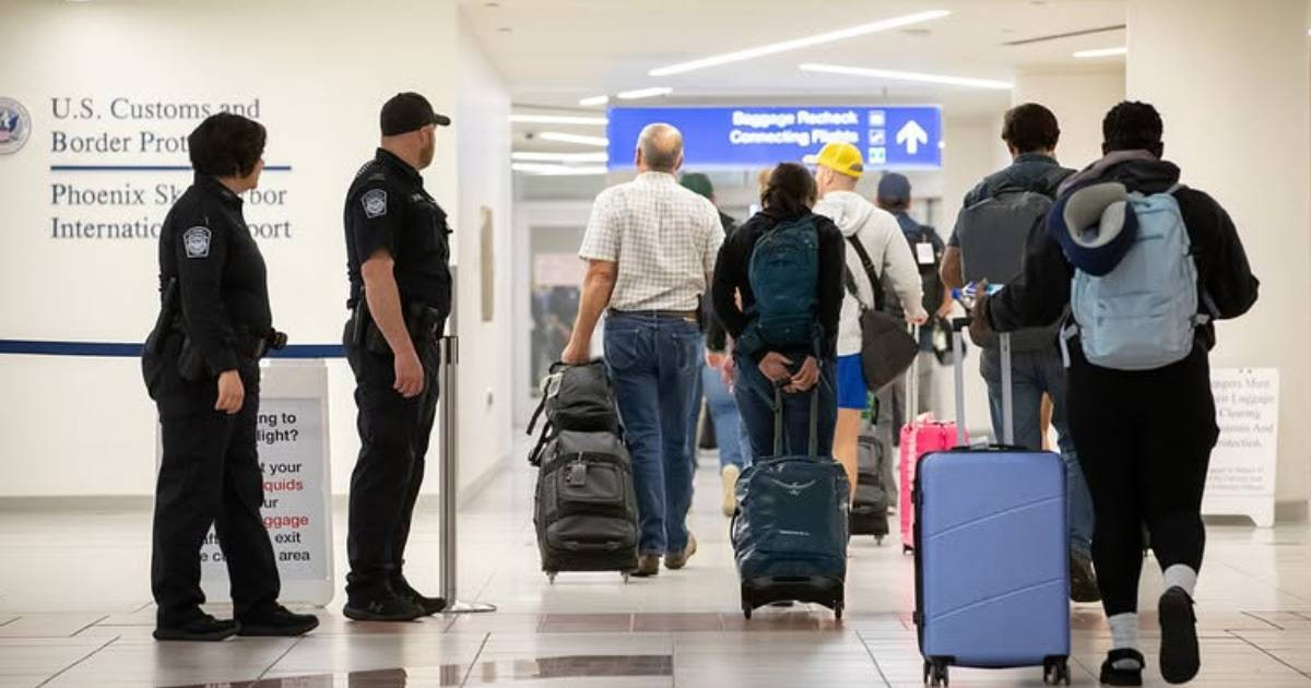 USCIS alerta que viajar con Advance Parole puede activar prohibiciones de reingreso de 3 o 10 años a EE.UU.
