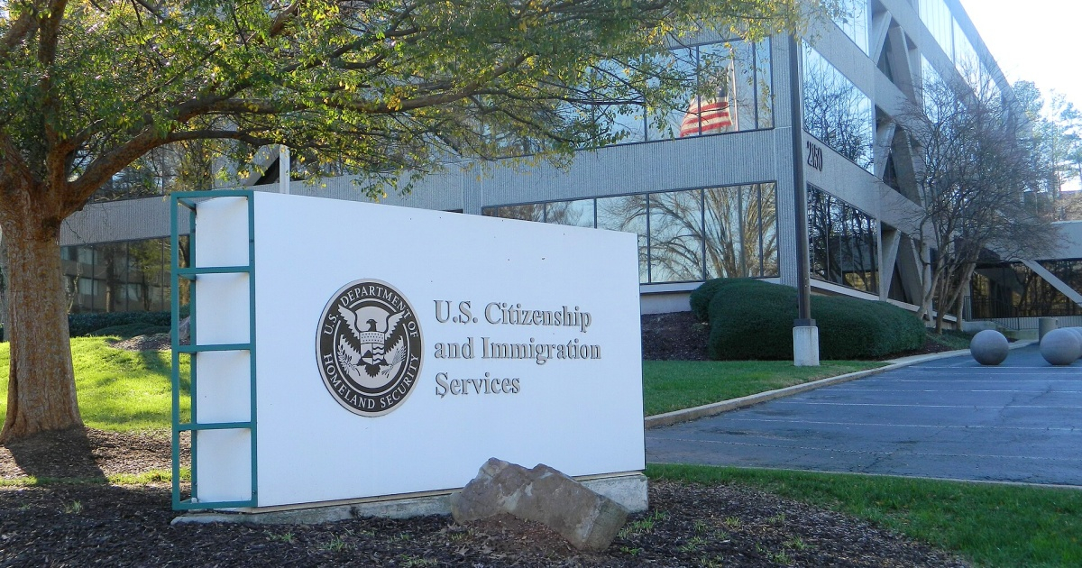 USCIS amplía los criterios de «carga pública» para quienes solicitan la residencia permanente