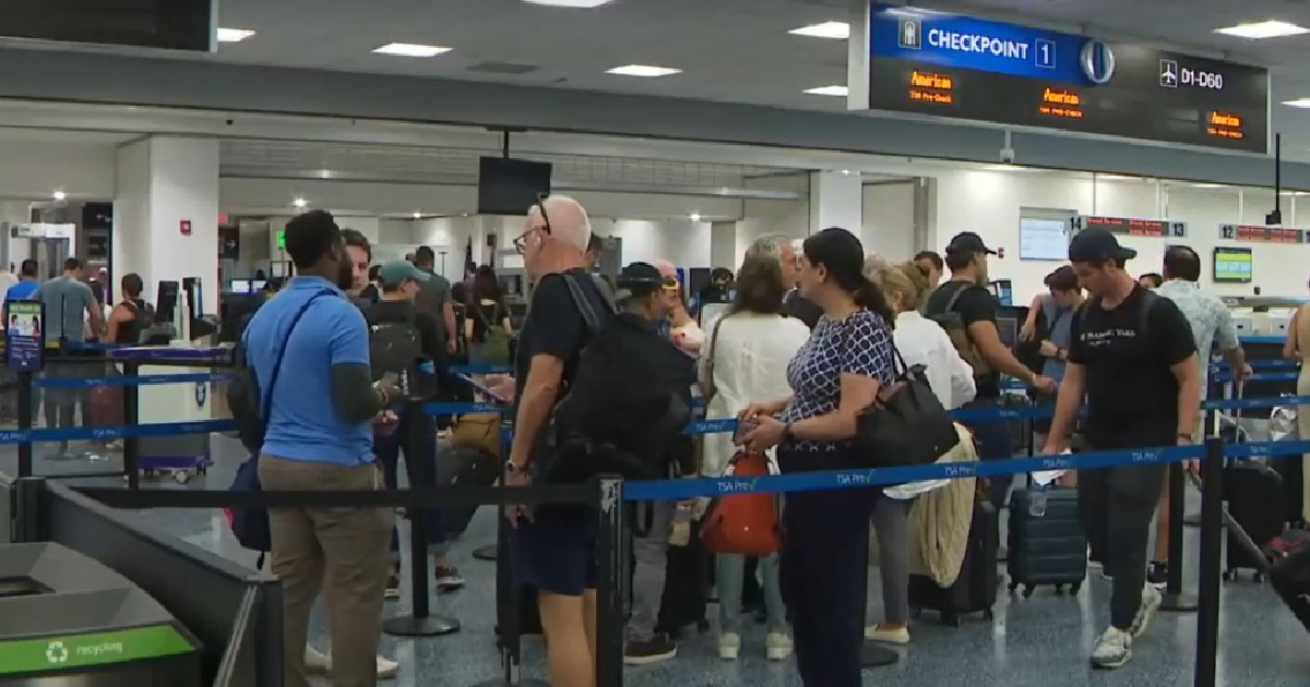 Estadounidenses que viajaron a Cuba para festejar a Fidel Castro fueron retenidos a su regreso en el… – CiberCuba