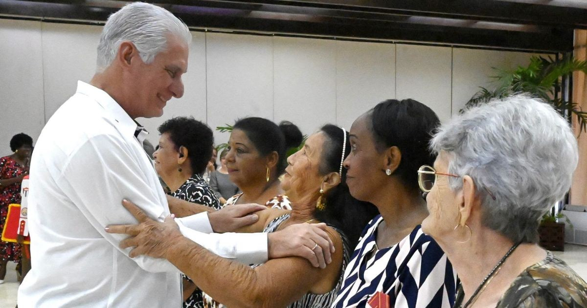 Díaz-Canel posa condecorando a mujeres: «En ese diploma hay corriente, agua, medicinas y comida», se burlan internautas
