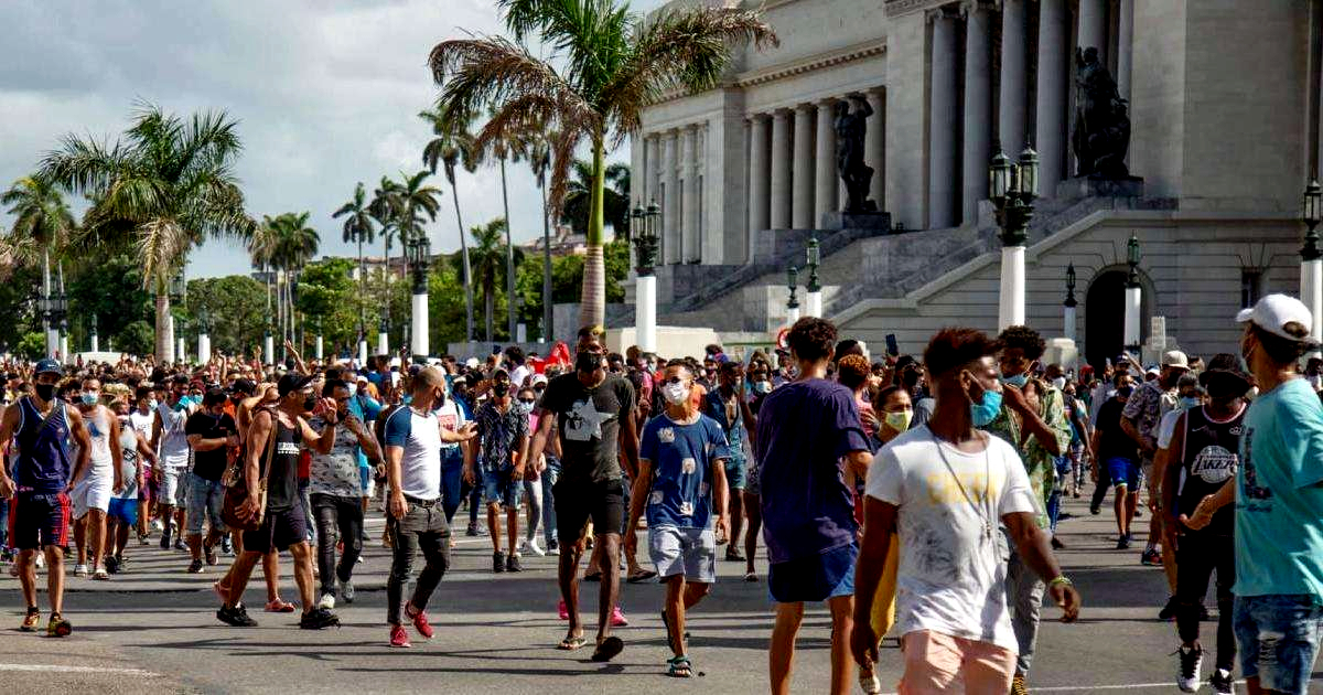 «Si Trump manda al Ejército, todo el mundo sale pa’ la calle»: El hartazgo que crece en una Cuba sin futuro