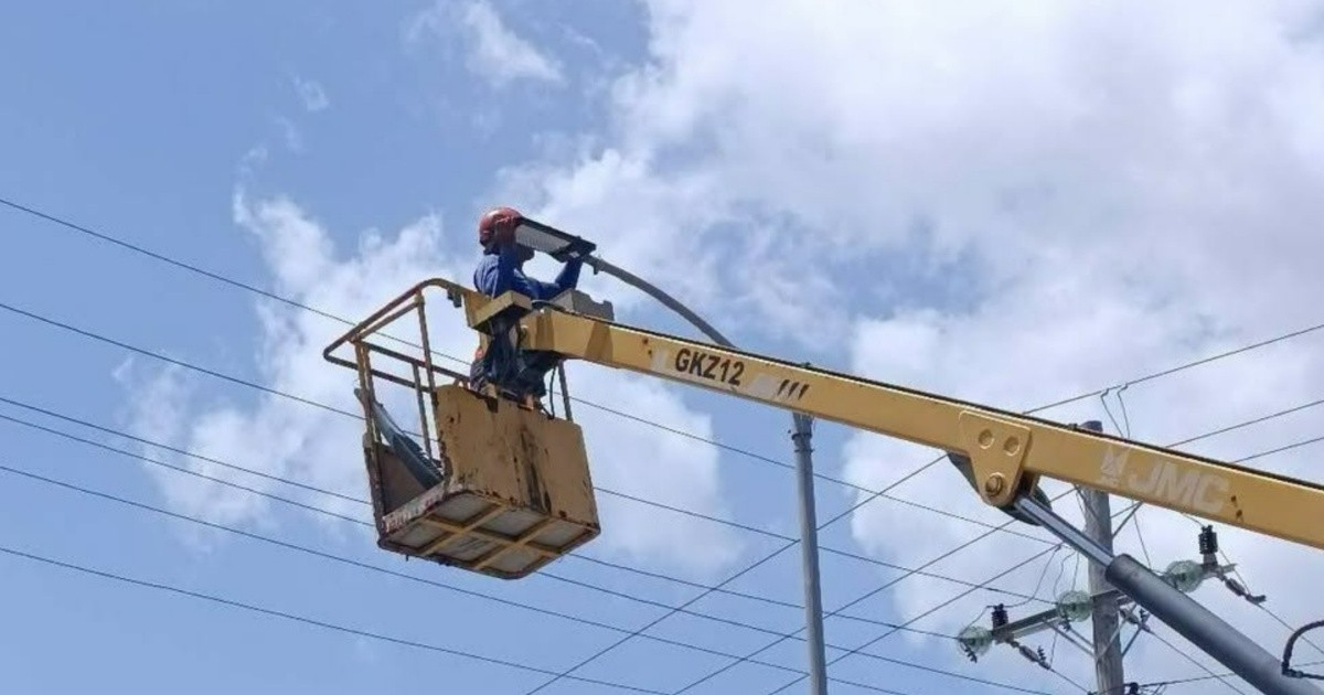 Roban luminarias solares en avenidas de Santiago de Cuba días después de su instalación