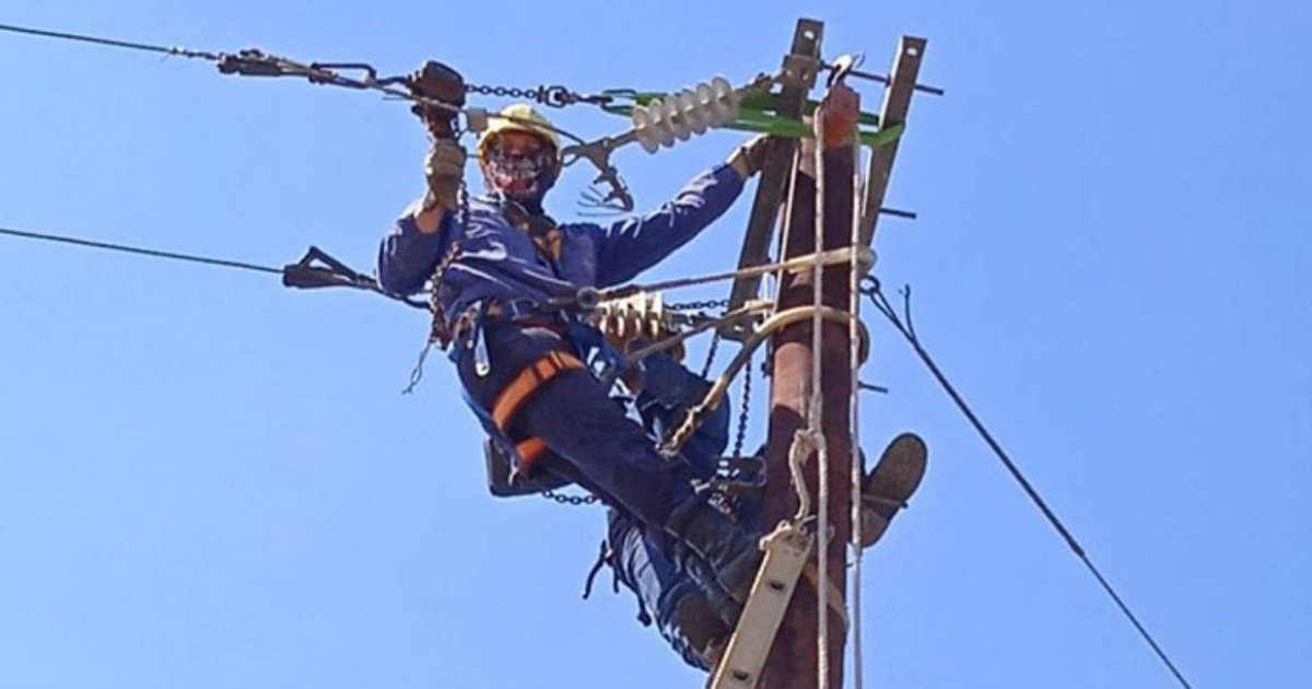 Detienen a liniero por vender suministro eléctrico en Jovellanos