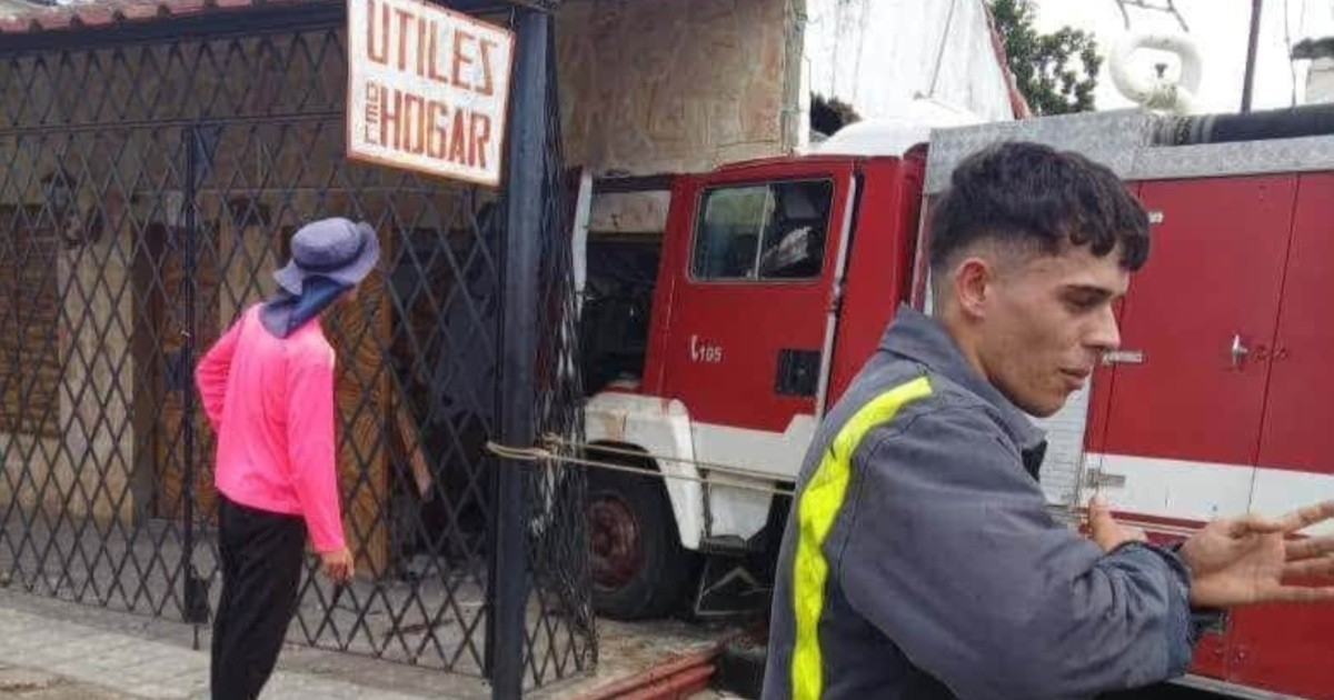 Carro de bomberos impacta contra vivienda en Placetas, Villa Clara