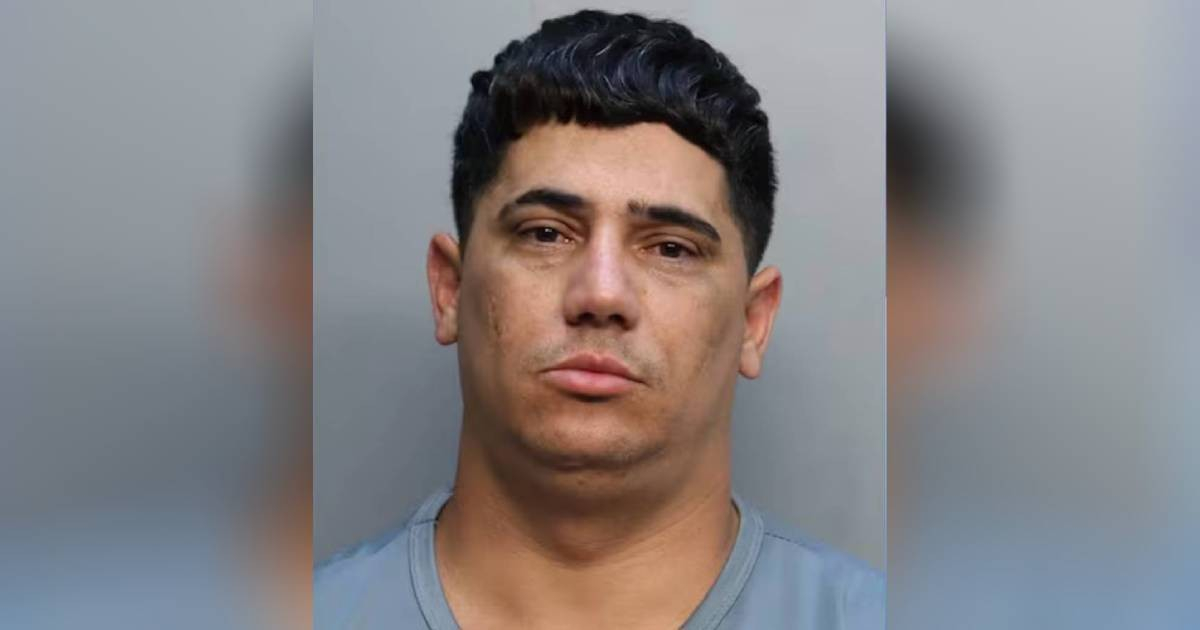 Acusan a repartidor de Miami de fotografiar paquete con laptop y luego robársela