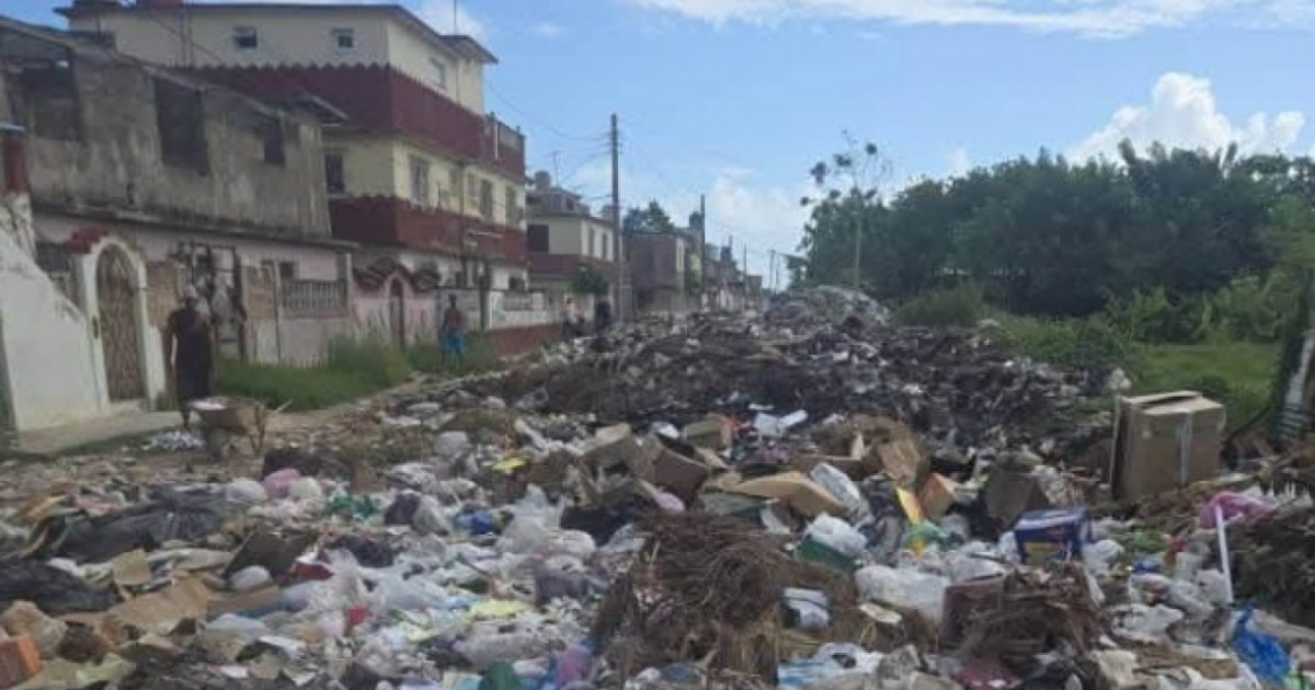 Cubanos piden solución en Cárdenas: «La basura se acumula a pocos metros de la casa»