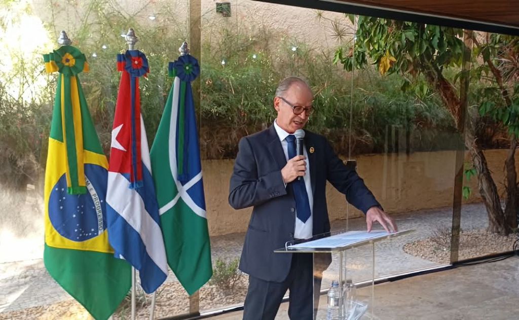 Profesor brasileño recibe distinción de Academia de Ciencias de Cuba