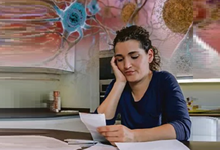 La pobreza crónica no solo vacía bolsillos, también puede dejar huellas en el cerebro