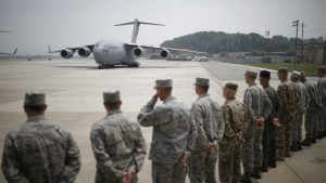 Un grupo de estudiantes intenta irrumpir en una base militar de EE.UU.