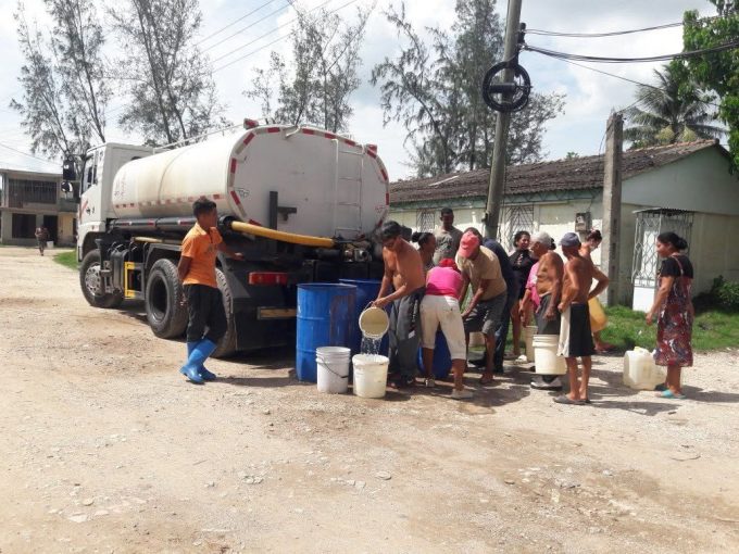 Agua que sostiene