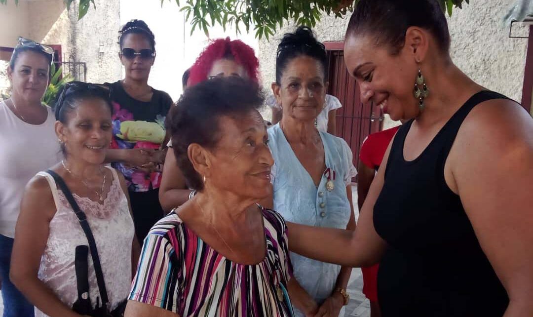 Galardonan a federadas imposibles de apartar de Fidel y Vilma