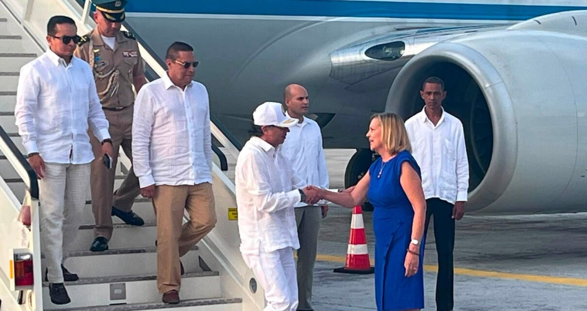 Arriba a Cuba presidente de Colombia Gustavo Petro en visita oficial