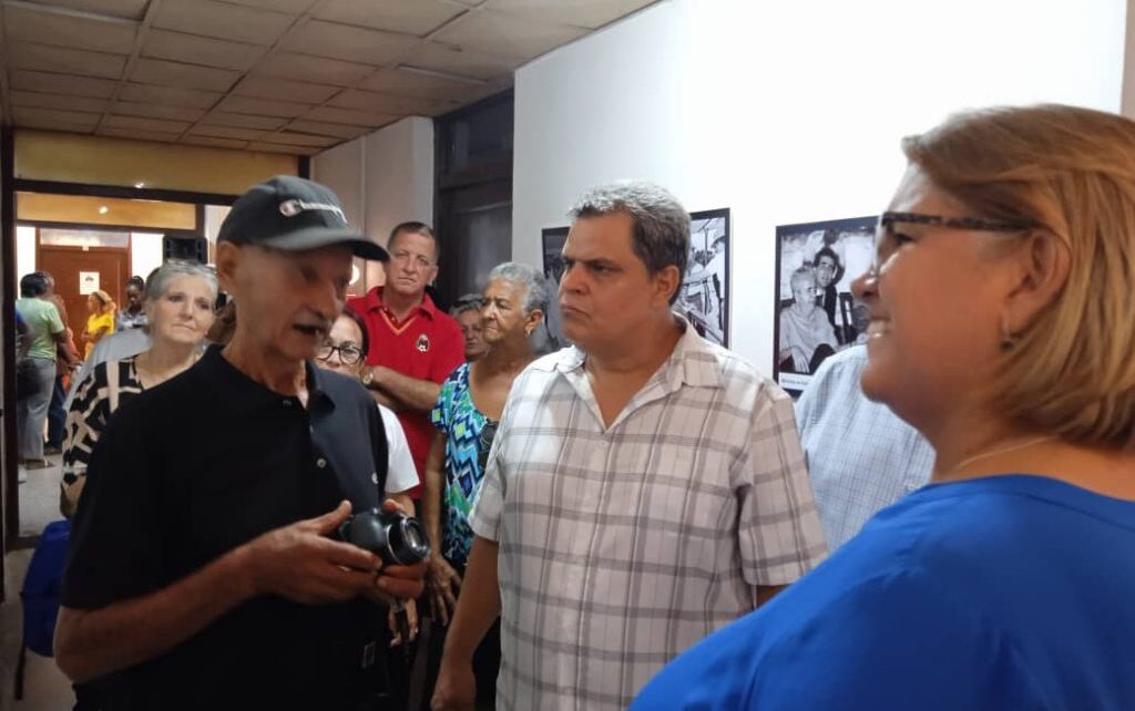 Exponen en Cienfuegos muestra fotográfica dedicada al Centenario de Fidel 5 de Septiembre