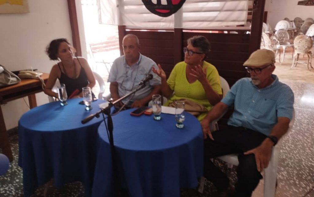 Tarde de feria en el patio de la Uneac