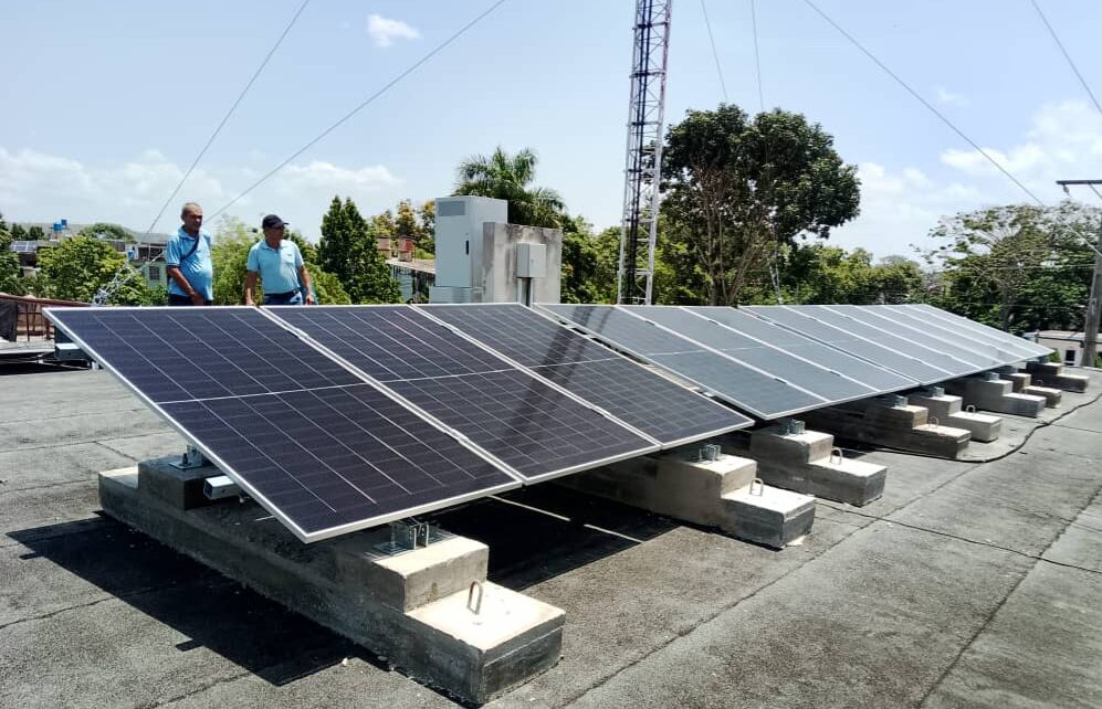 Instalan paneles solares para comunicaciones en Holguín