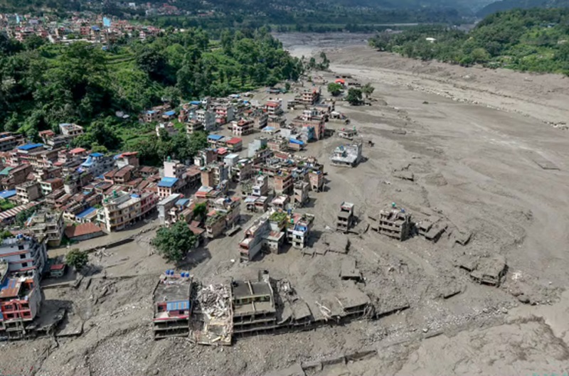 Casi 100 muertos y más de 700 desaparecidos tras violentas inundaciones en Nepal
