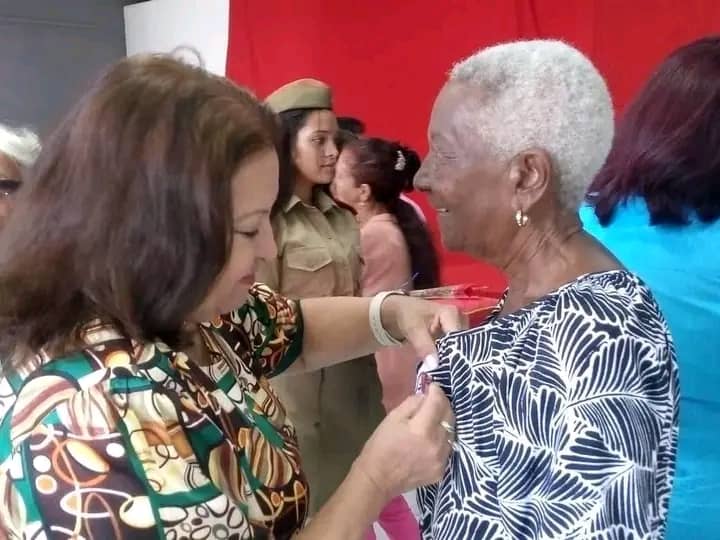 Condecoran a pinareñas con la Distinción 23 de Agosto