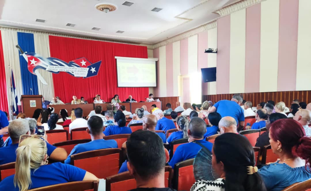 Ministra del Comercio Interior constata transformaciones del sector en Cienfuegos