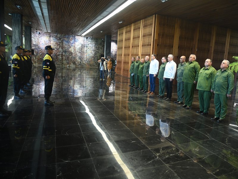 Condecora Presidente Díaz-Canel a rescatistas cubanos que ayudaron en Venezuela