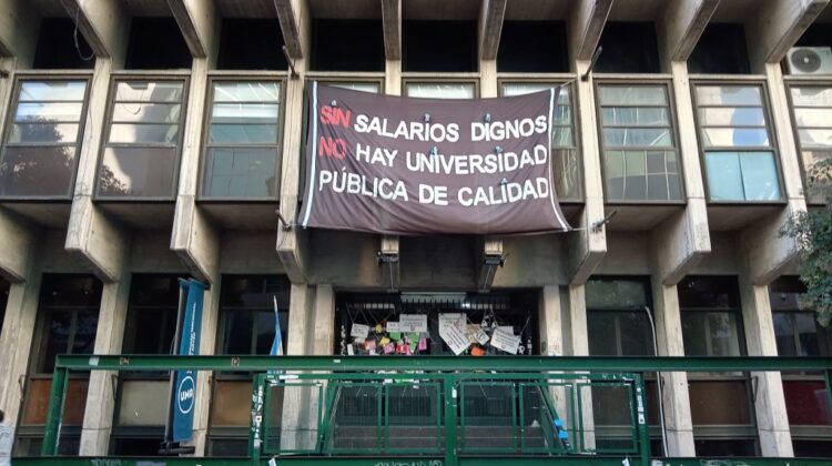 Docentes universitarios en huelga por el financiamiento educativo Trabajadores