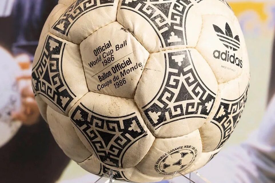 Subastan el balón de la «Mano de Dios» de Maradona