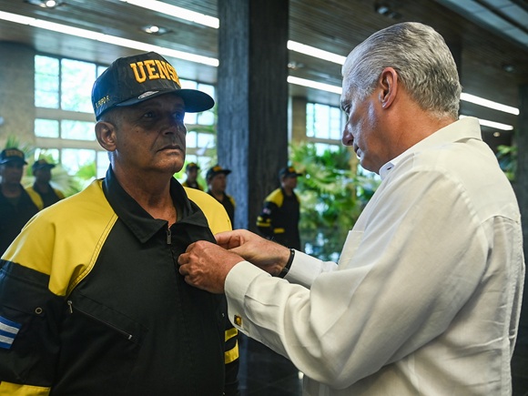 Presidente Díaz-Canel reconoce a rescatistas cubanos por su labor solidaria en Venezuela