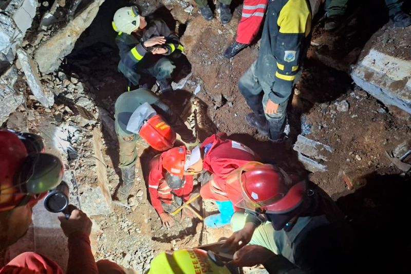 Primer rescatado tras derrumbe en Remedios (+fotos y post)