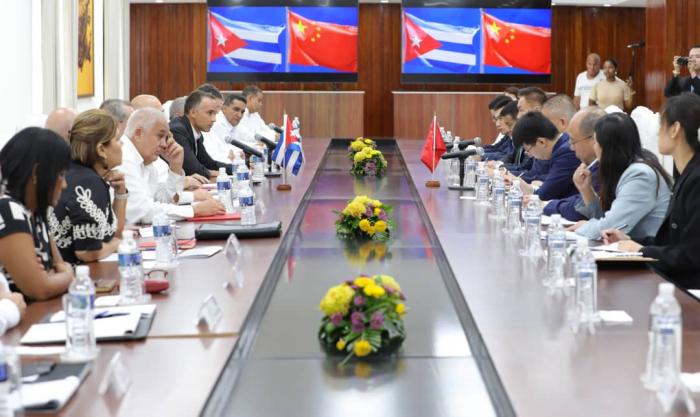 Recibió Morales Ojeda a delegación china que participará en el I Coloquio Internacional Fidel: legado y futuro Cadena Agramonte