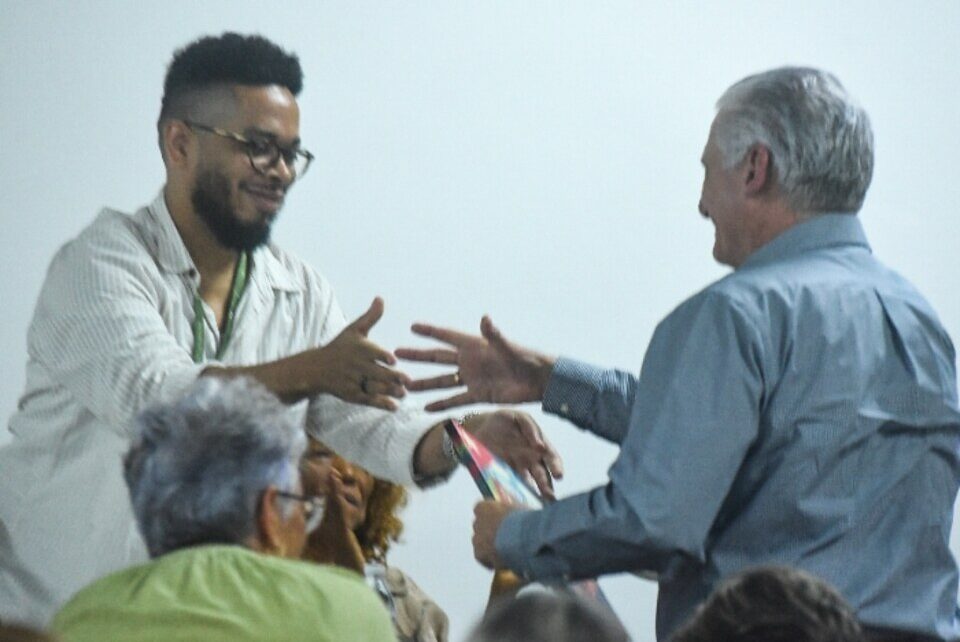 Presentan libro 100 carteles de la Revolución Cubana con Fidel 5 de Septiembre