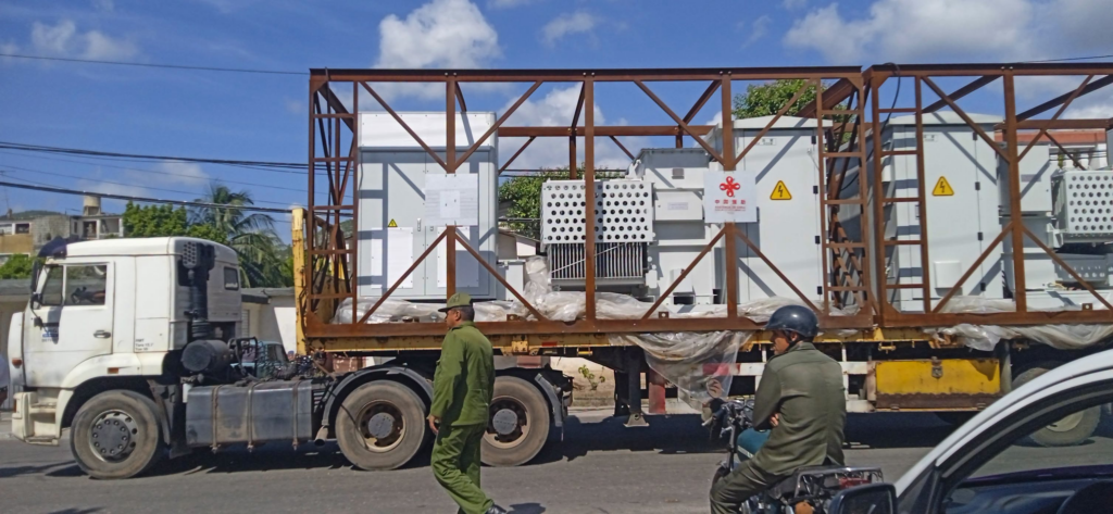 Arriba equipamiento para continuar parque solar Universidad Dos