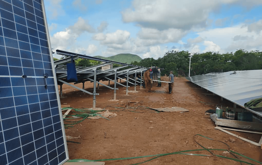Avanza parque solar Universidad Dos Radio Caribe