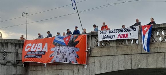 Denuncia del bloqueo genocida contra Cuba llegó hasta el histórico Puente del Medio sobre el Rin (+ Fotos)