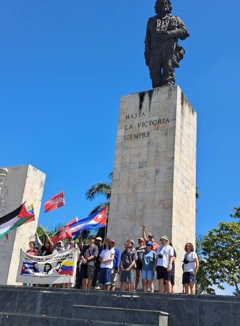 Brigada Europea de solidaridad con Cuba rinde homenaje al Che en Santa Clara Radio HC
