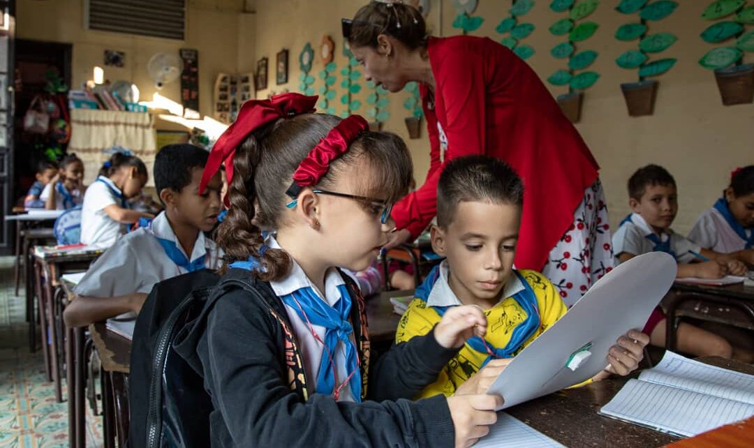 Educar para el mañana: lecciones de un curso escolar a medias Adelante