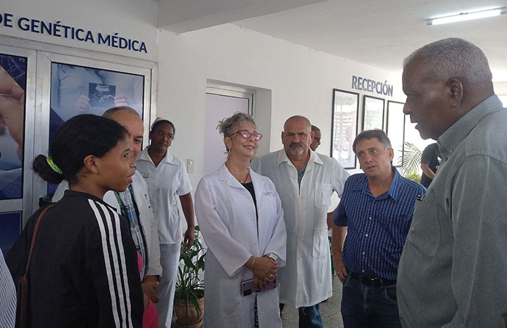 Visita Esteban Lazo centro de Genética Médica en Matanzas