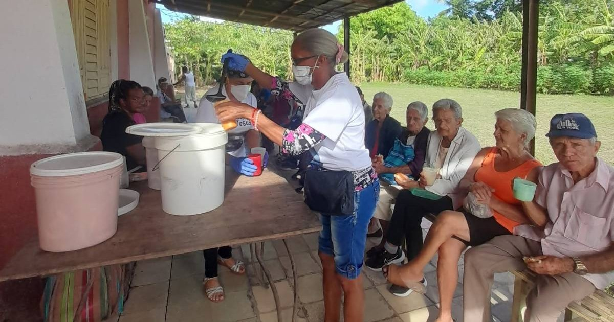 Prohíben a iglesia llevar desayunos a necesitados: ancianos y enfermos tienen que desplazarse