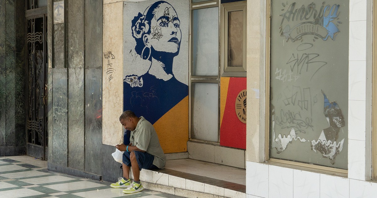 «Morir en Cuba es un sencillo trámite… una cola que hacemos en silencio», se duele poeta cubano