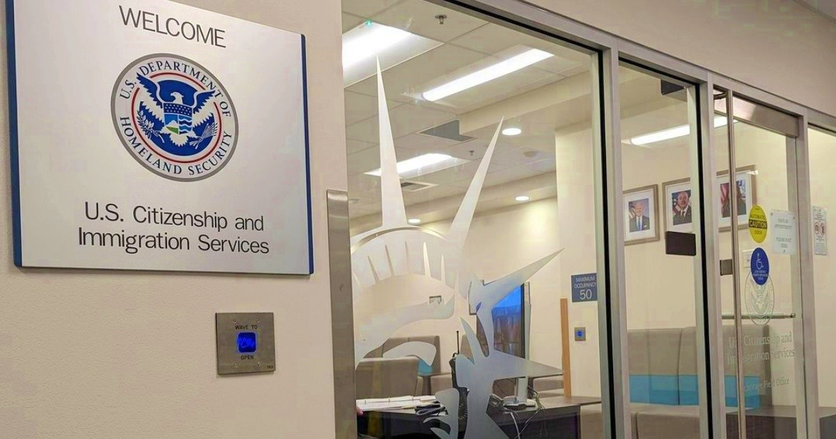 Arrestan a exfuncionario de USCIS acusado de aprobar green cards y ciudadanía a cambio de dinero