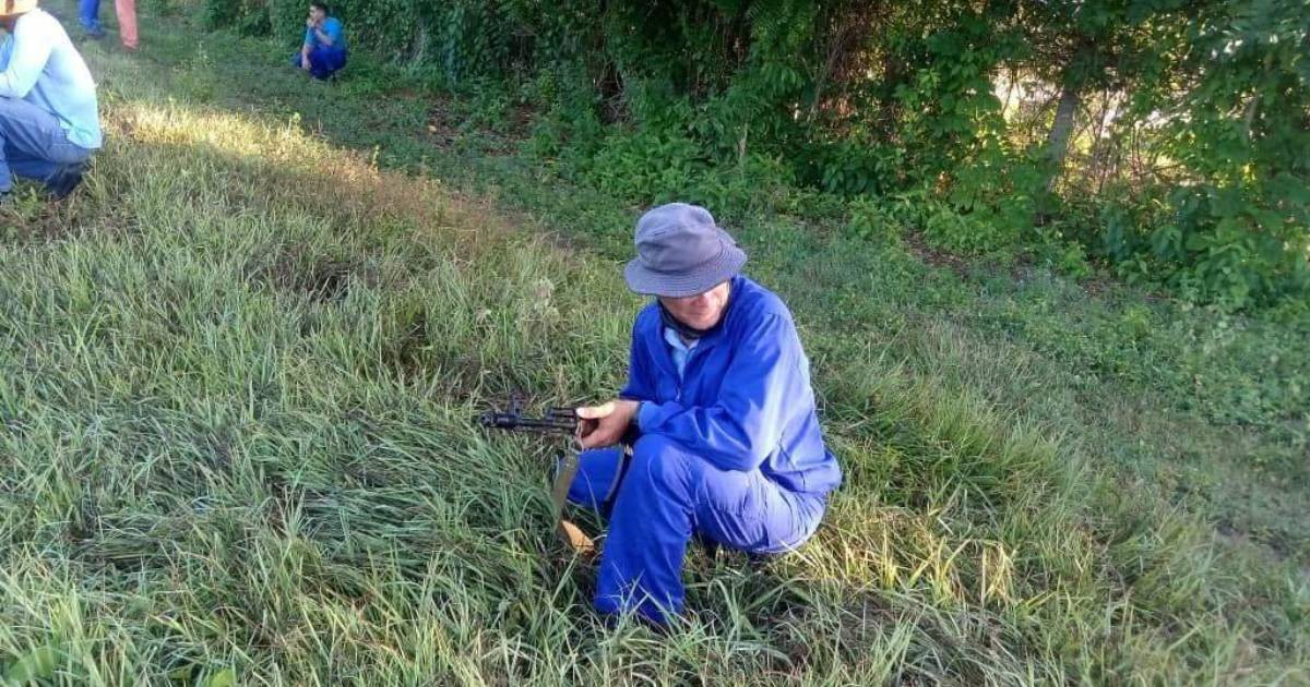 ETECSA puso a sus trabajadores a practicar con fusiles y los cubanos respondieron: «Arreglen la conexión»