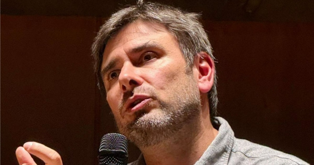 Exdiputado italiano Alessandro Di Battista podría estar un mes más hospitalizado en Cuba