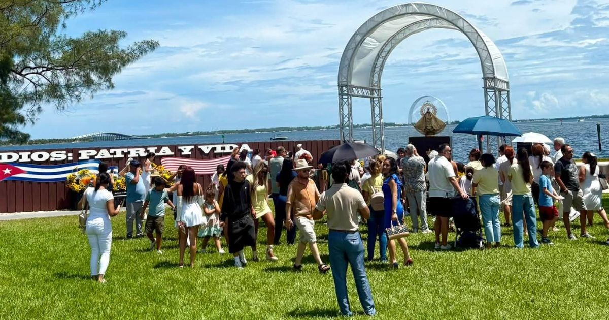 Fieles comienzan a venerar a la Virgen de la Caridad desde el malecón de la Ermita en Miami