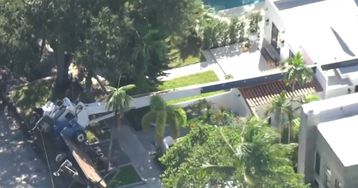 Dos grúas caen sobre el techo de una vivienda en Fort Lauderdale