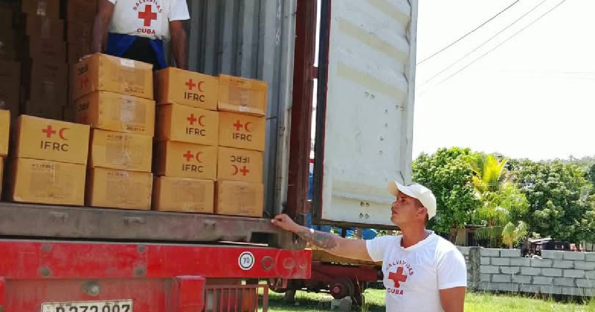 Cruz Roja lleva ayuda humanitaria a Bayamo para damnificados del huracán Melissa casi un año después